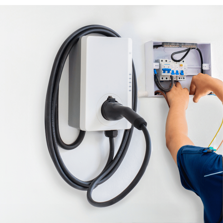 Miehen kädet jotka tekee sähkötöitä